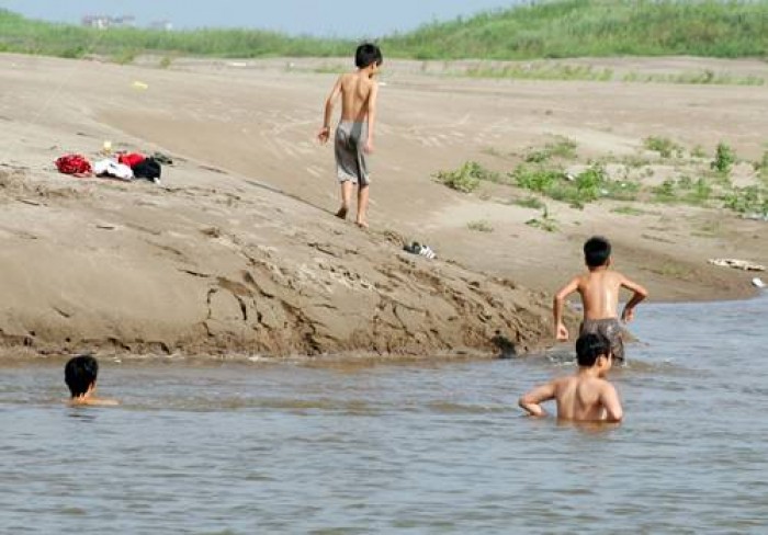 tranh duoi nuoc tre em xa hoi hoa xay be boi phuc vu hoc sinh