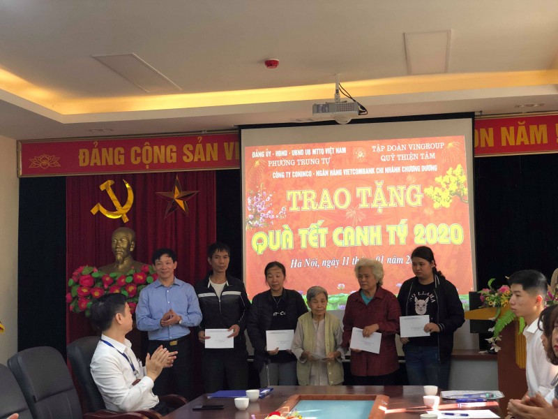 Trao quà Tết cho các hộ nghèo trên địa bàn phường Trung Tự