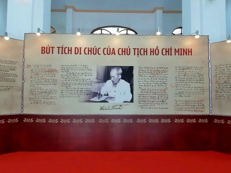 hon 700 tu lieu duoc trung bay tai trien lam 50 nam thuc hien di chuc ho chi minh