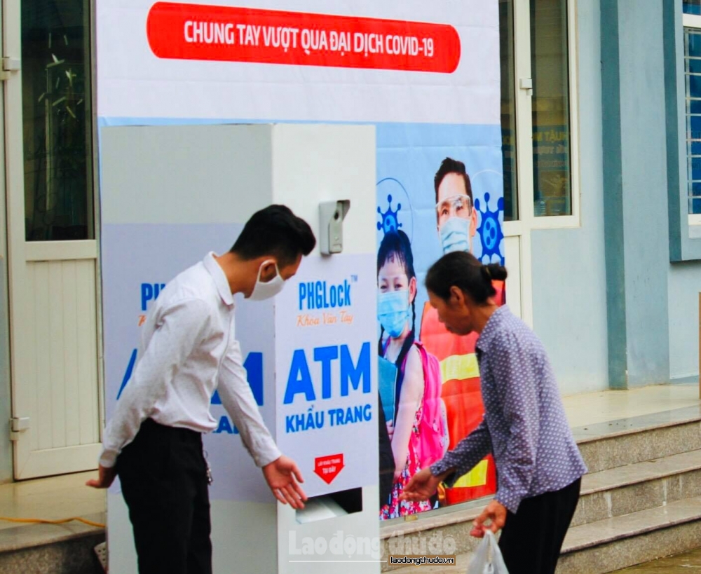 Nâng cao ý thức phòng chống dịch từ cây “ATM khẩu trang” miễn phí