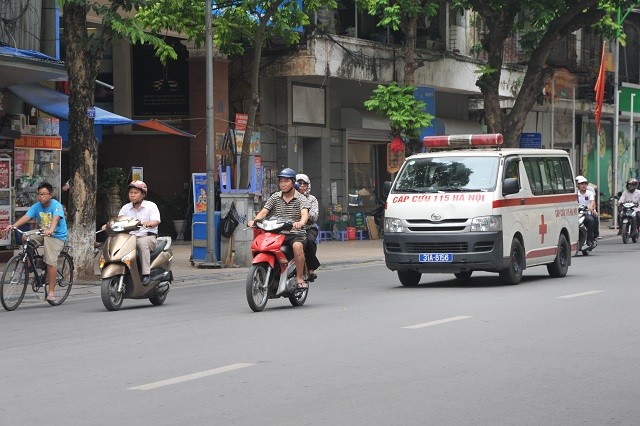 Nhường đường cho xe ưu tiên: Không chỉ còn là ý thức