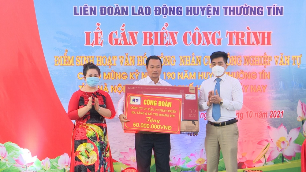 Gắn biển công trình “Điểm sinh hoạt văn hóa công nhân” tại Cụm Công nghiệp Văn Tự