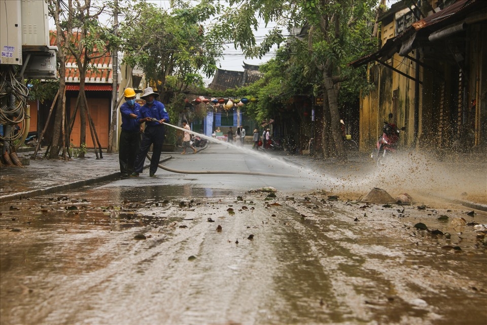 Tập trung hỗ trợ người dân sửa chữa nhà cửa, trường học, khôi phục sản xuất