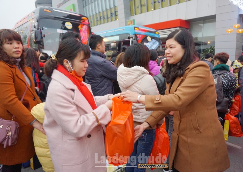 Long Biên: Tổ chức chuyến xe nghĩa tình, đưa công nhân về quê đón Tết