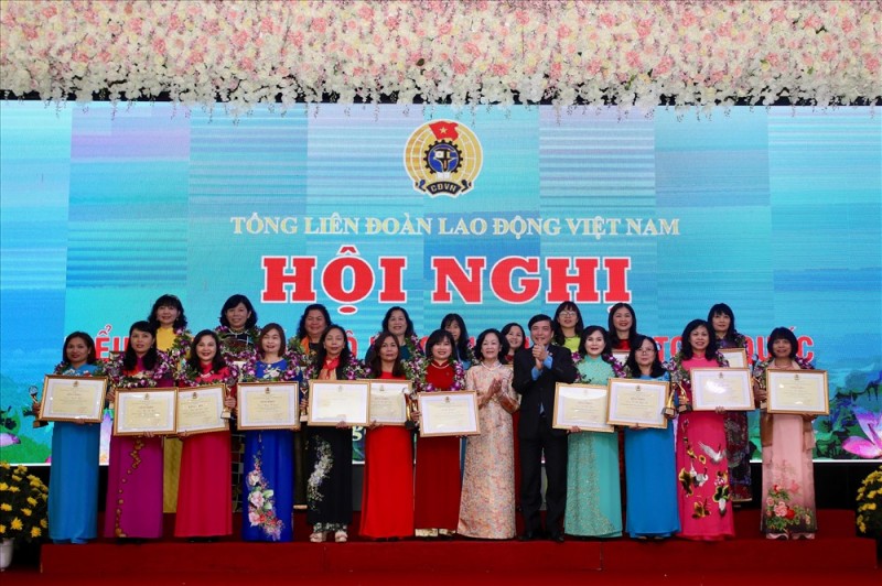 Tôn vinh 90 cán bộ nữ công công đoàn tiêu biểu toàn quốc lần thứ hai