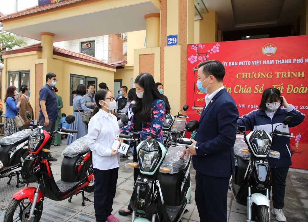 Ấm áp “Xuân chia sẻ - Tết đoàn viên” với các hoàn cảnh khó khăn trên địa bàn Thủ đô