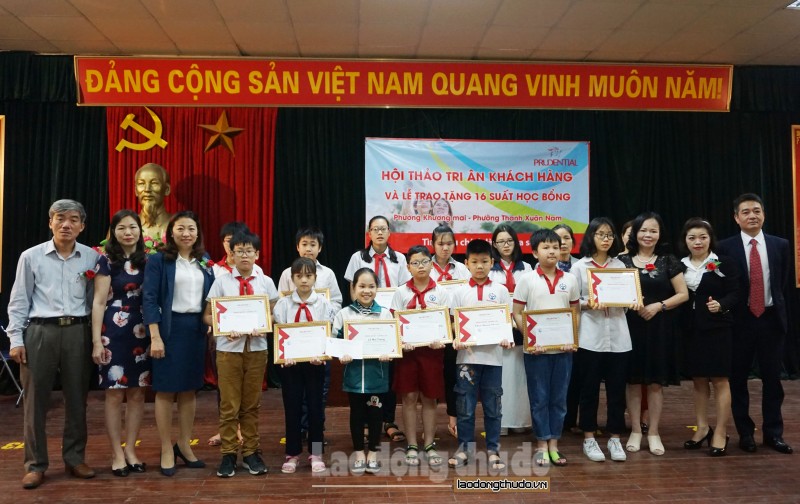 Trao 16 suất học bổng, động viên học sinh nghèo hiếu học quận Thanh Xuân