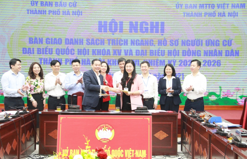 Hà Nội: Bàn giao 260 bộ hồ sơ ứng cử đại biểu Quốc hội và đại biểu Hội đồng nhân dân Thành phố