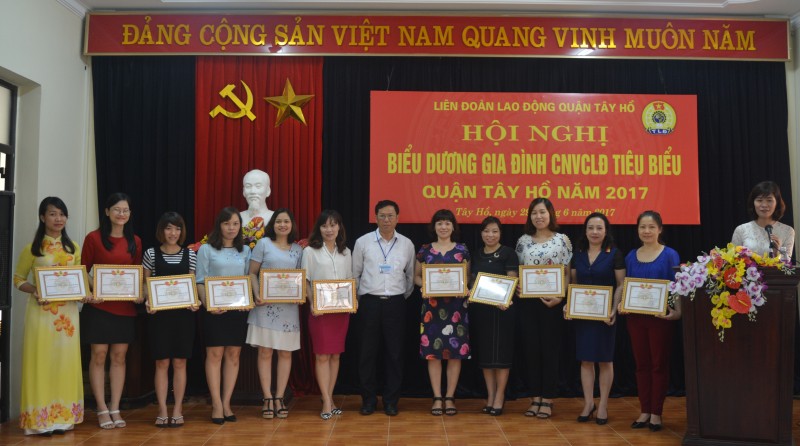 LĐLĐ quận Tây Hồ: Biểu dương 51 gia đình CNVCLĐ tiêu biểu