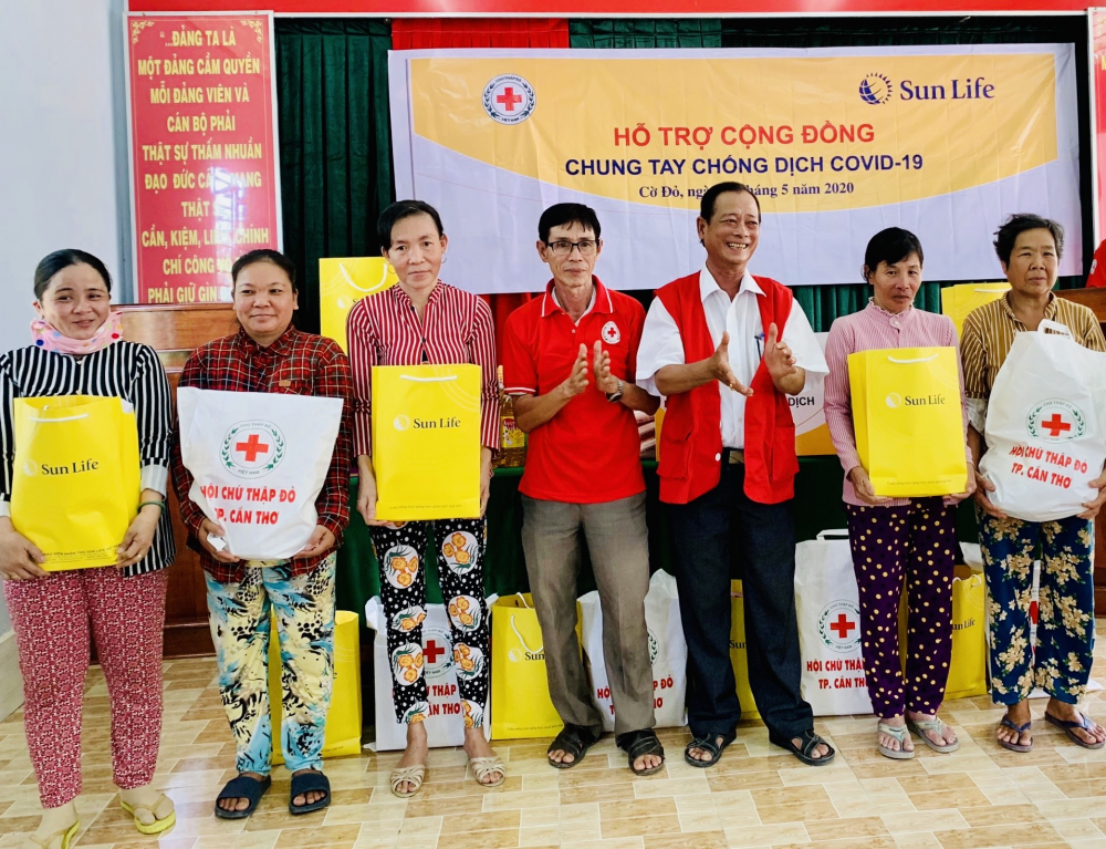 Sun Life Việt Nam trao quà cho các gia đình bị ảnh hưởng bởi dịch Covid-19