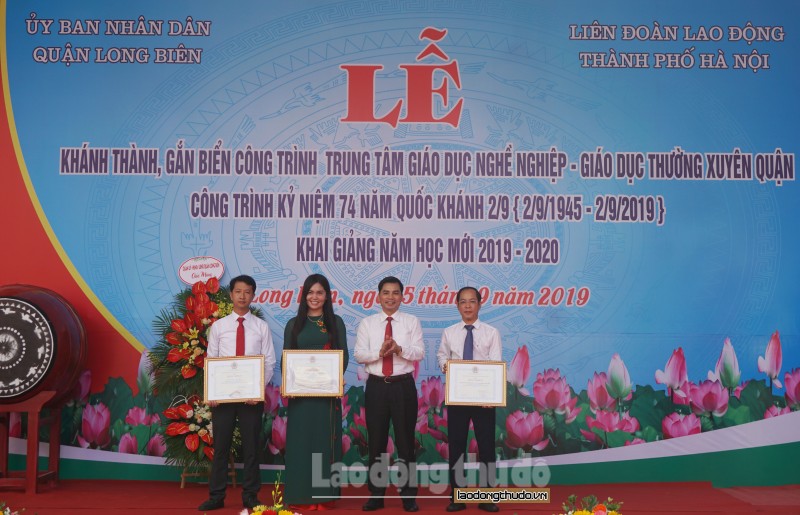 Gắn biển công trình chào mừng kỷ niệm 74 năm Quốc khánh nước Cộng hòa xã hội chủ nghĩa Việt Nam