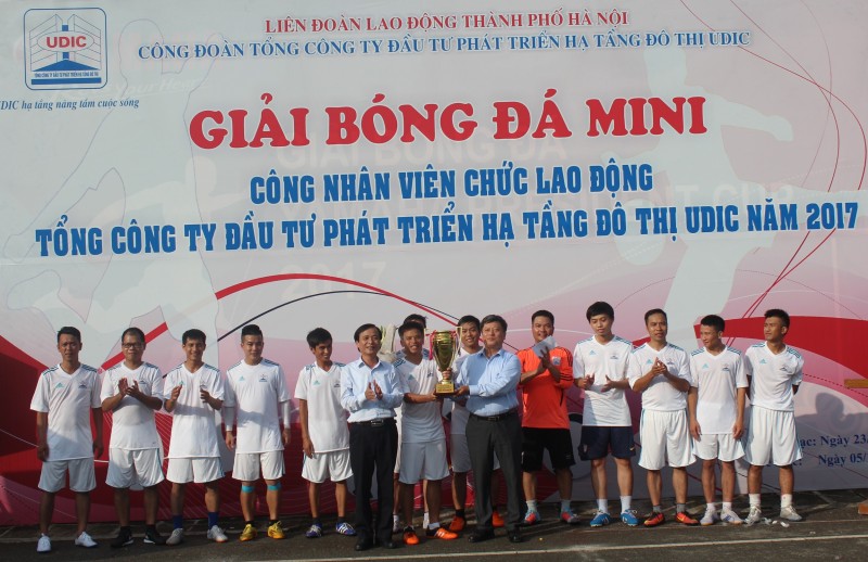 doi bong cong ty me doat cup giai bong da mini udic nam 2017