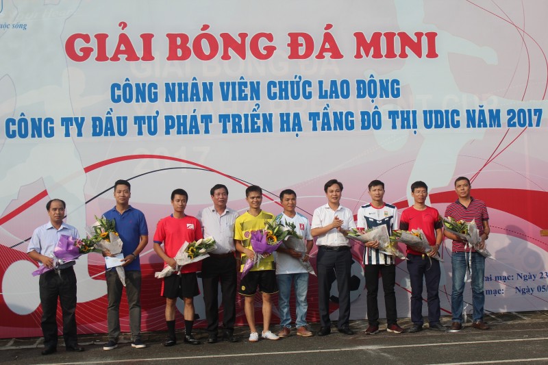 doi bong cong ty me doat cup giai bong da mini udic nam 2017