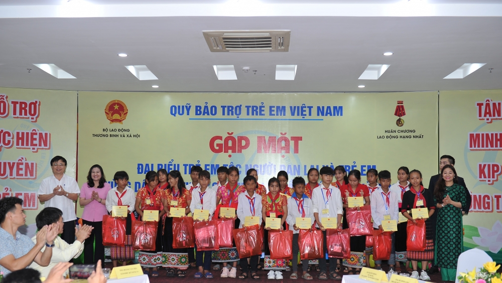 Gặp mặt trẻ em tộc người Đan Lai và trẻ em vùng dân tộc thiểu số có hoàn cảnh đặc biệt