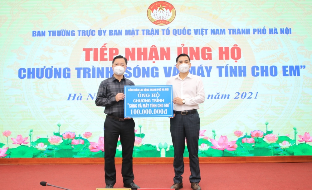 LĐLĐ thành phố Hà Nội ủng hộ 100 triệu đồng tới Chương trình “Sóng và máy tính cho em