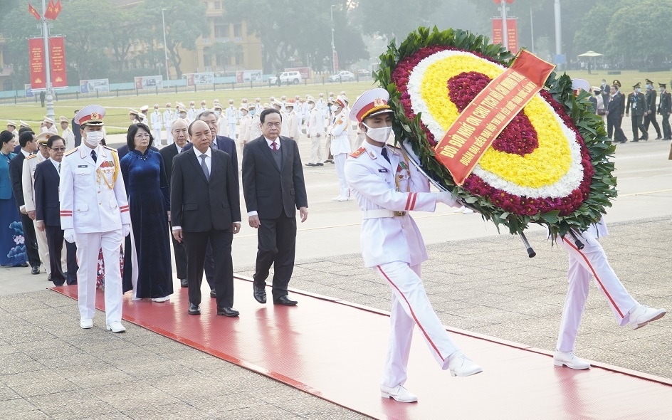 Đoàn đại biểu dự Đại hội Thi đua yêu nước toàn quốc vào Lăng viếng Chủ tịch Hồ Chí Minh