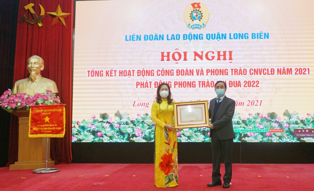 LĐLĐ quận Long Biên được tặng Cờ thi đua xuất sắc của Ủy ban nhân dân Thành phố