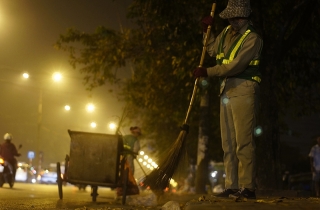 Đêm cuối năm, nghe “tiếng chổi tre”