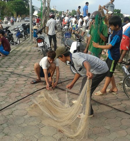 Mọi người chuẩn bị vó để đánh bắt.