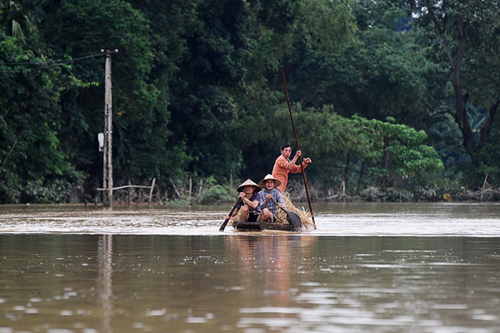 'Lộc trời' an ủi người dân vùng lũ