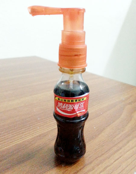 Chai nước Coca-cola được bán với giá 2.000 đồng