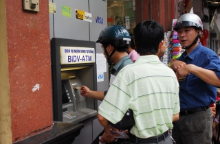 Phạt ng&acirc;n h&agrave;ng để ATM &ldquo;hết tiền&rdquo;: H&oacute;a giải nỗi ấm ức