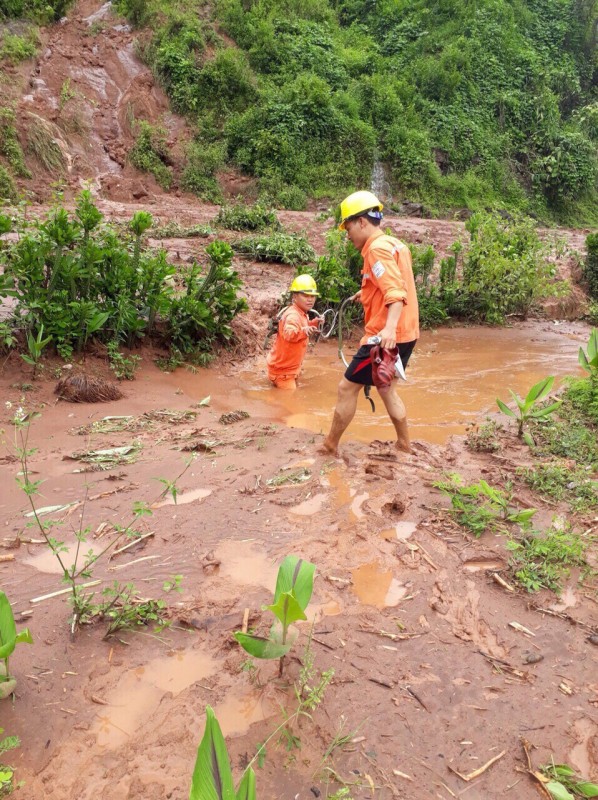 evnnpc khan truong khac phuc cac su co dien do mua lu