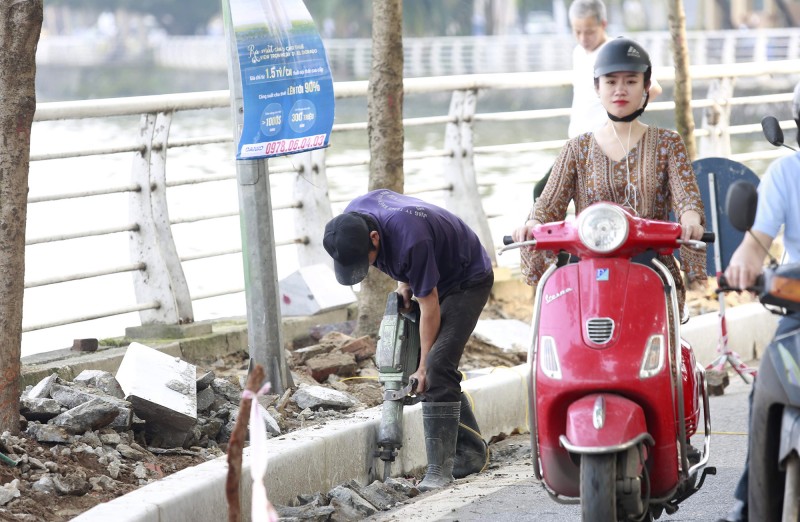 ha noi nhieu tuyen pho tiep tuc dong loat lat da via he