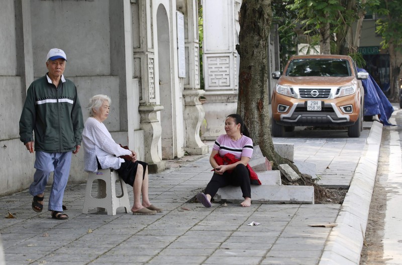 ha noi nhieu tuyen pho tiep tuc dong loat lat da via he