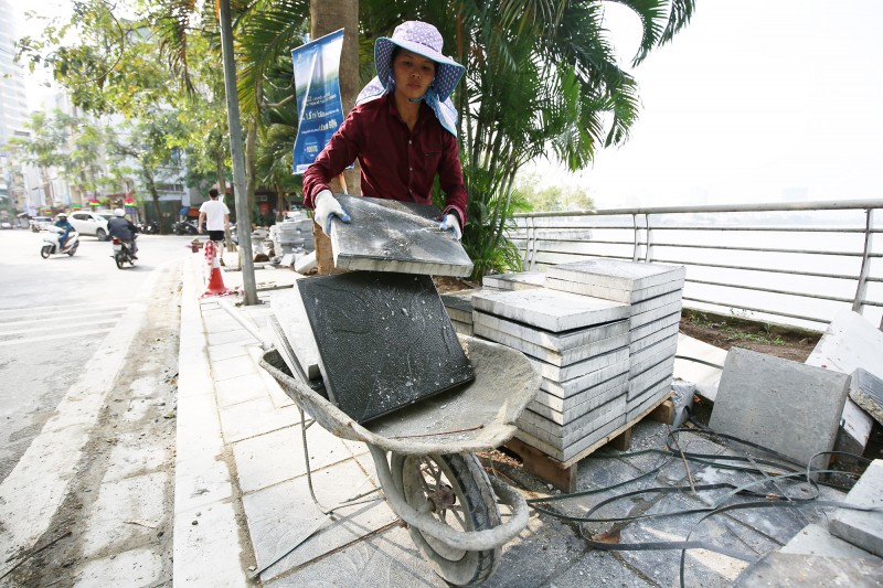 ha noi nhieu tuyen pho tiep tuc dong loat lat da via he