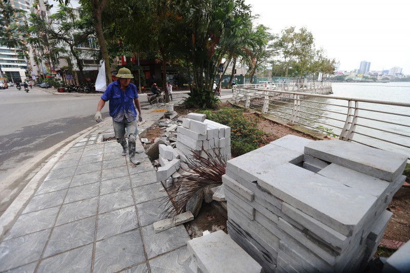 ha noi nhieu tuyen pho tiep tuc dong loat lat da via he