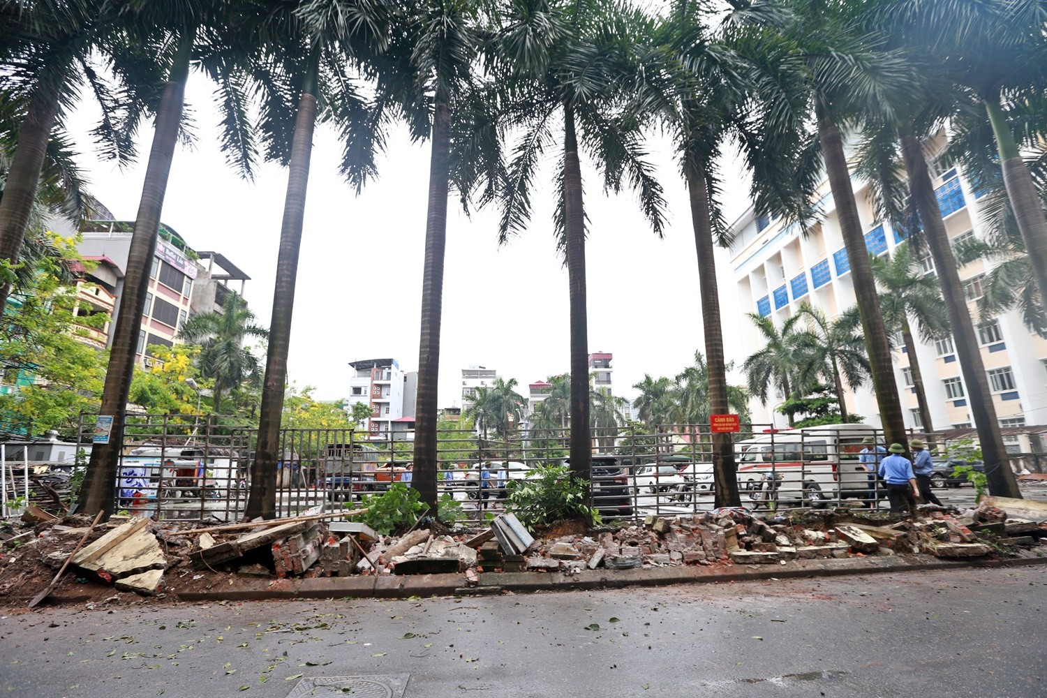 pha do nhung buc tuong chong nang o phuong mai dich