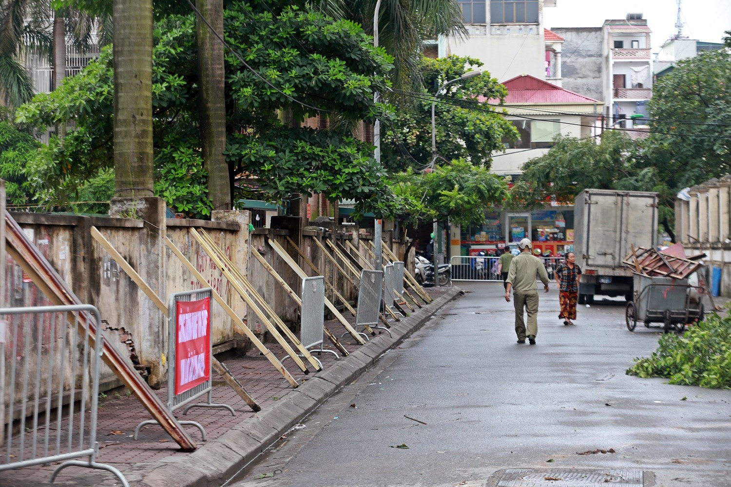 pha do nhung buc tuong chong nang o phuong mai dich