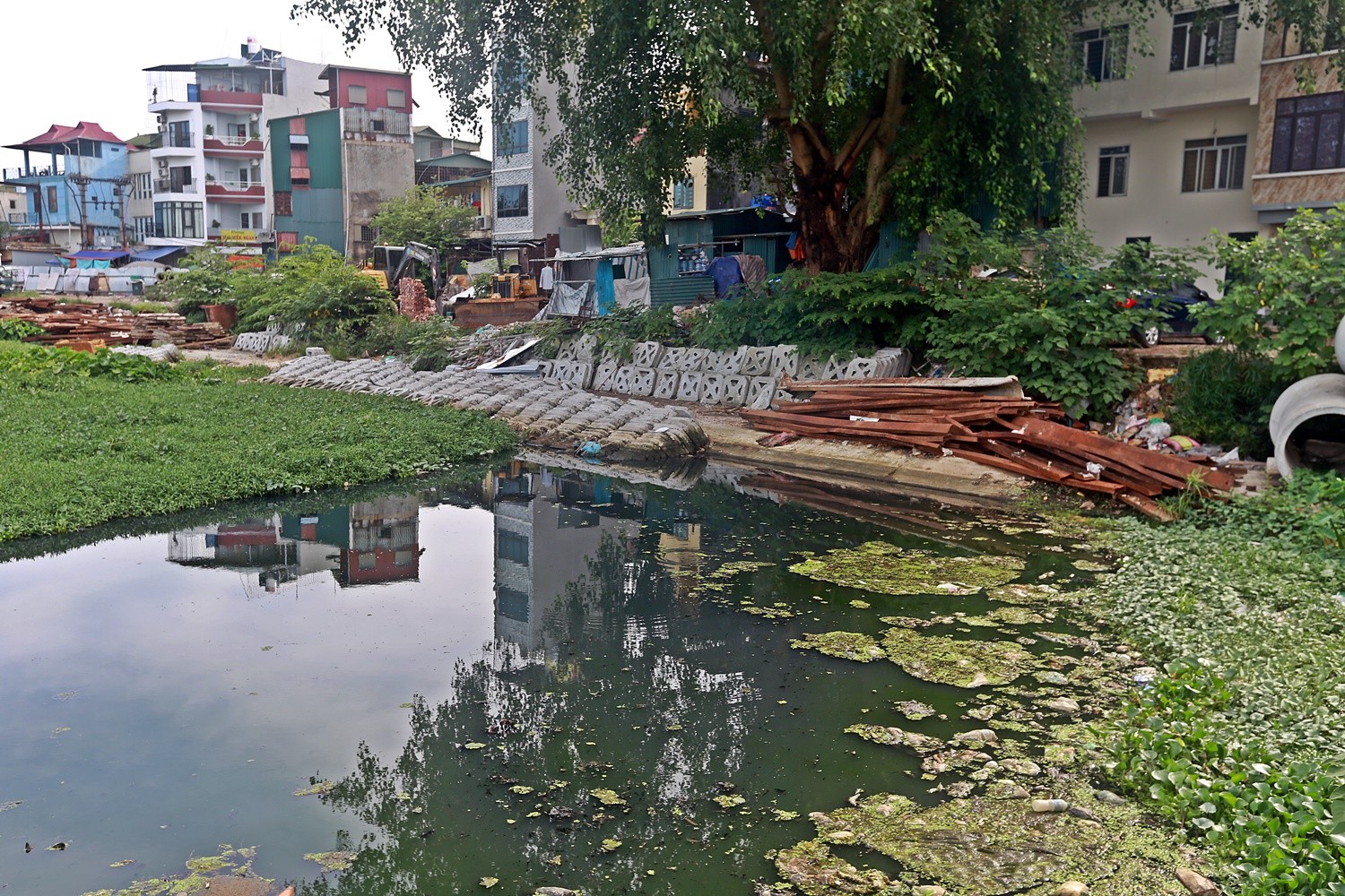 ha noi can canh rac thai bua vay ho linh quang