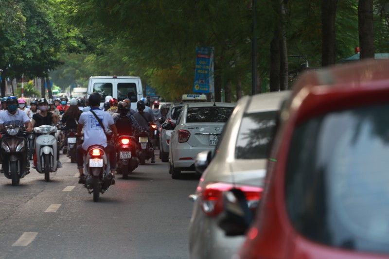 ha noi bat chap bien cam nhieu xe o to noi duoi nhau do duoi long duong gio cao diem