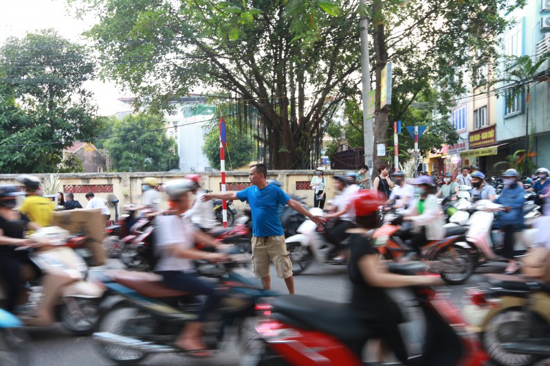 ha noi bat chap bien cam nhieu xe o to noi duoi nhau do duoi long duong gio cao diem