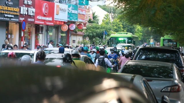 Hà Nội: Bất chấp biển cấm, nhiều xe ô tô nối đuôi nhau đỗ dưới lòng đường giờ cao điểm