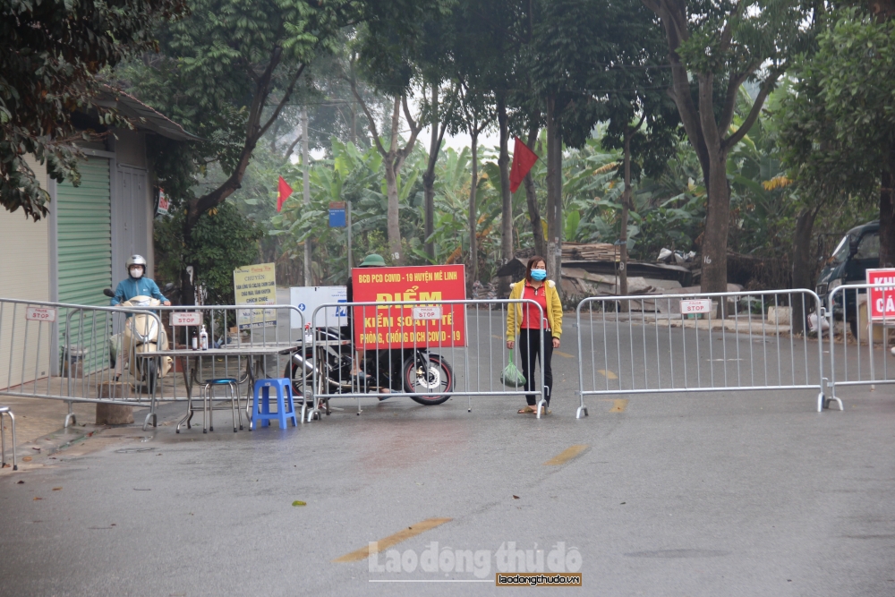 Mê Linh: Hàng hóa được phun khử khuẩn trước khi ra ngoài thôn Bạch Trữ