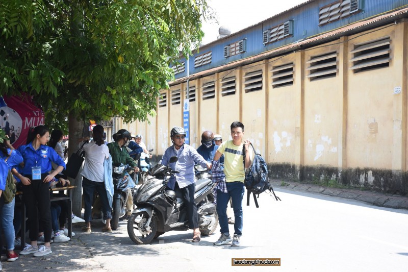 si tu ha noi doi nang vao phong thi