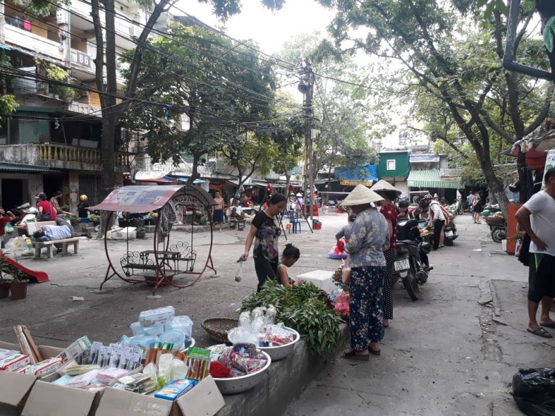 Sân chơi khu tập thể bị chiếm dụng: Trẻ em tranh thủ thư giãn giữa...chợ cóc