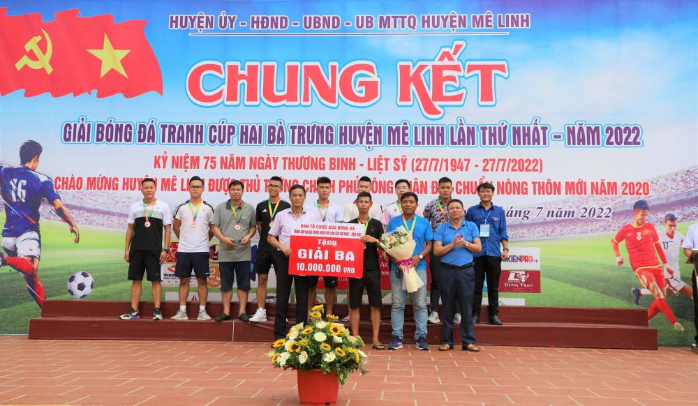 Đội FC Tiền Phong vô địch giải Bóng đá tranh cúp Hai Bà Trưng huyện Mê Linh năm 2022