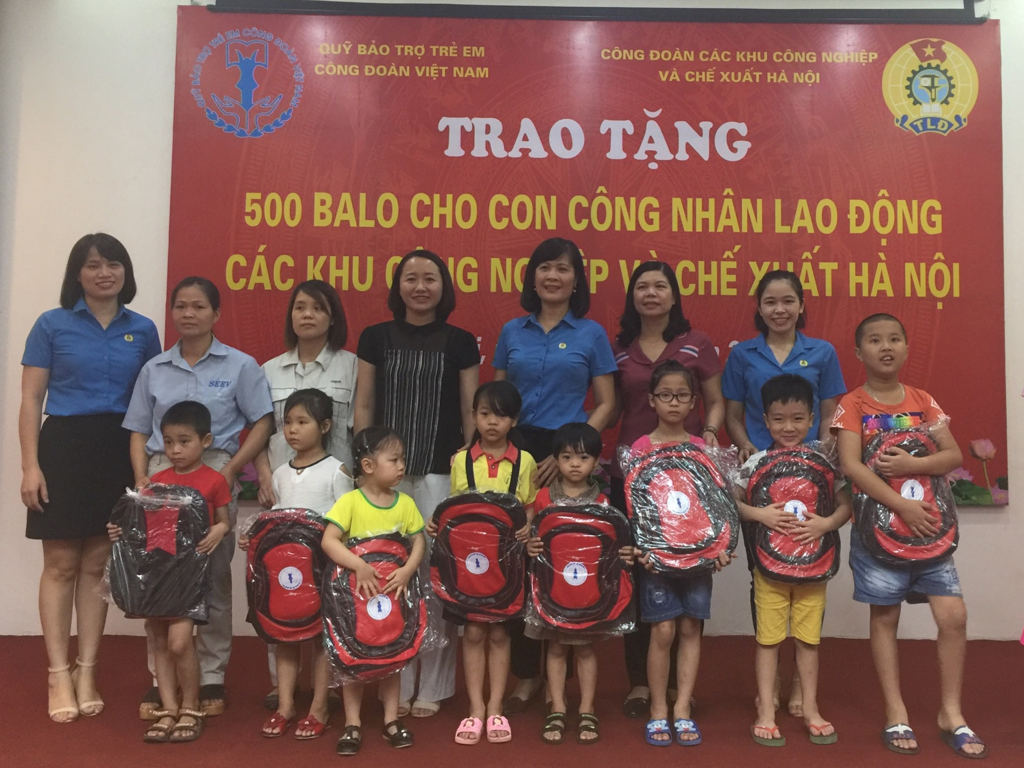 Trao 500 balo cho con em CNLĐ nhân Tháng hành động vì trẻ em