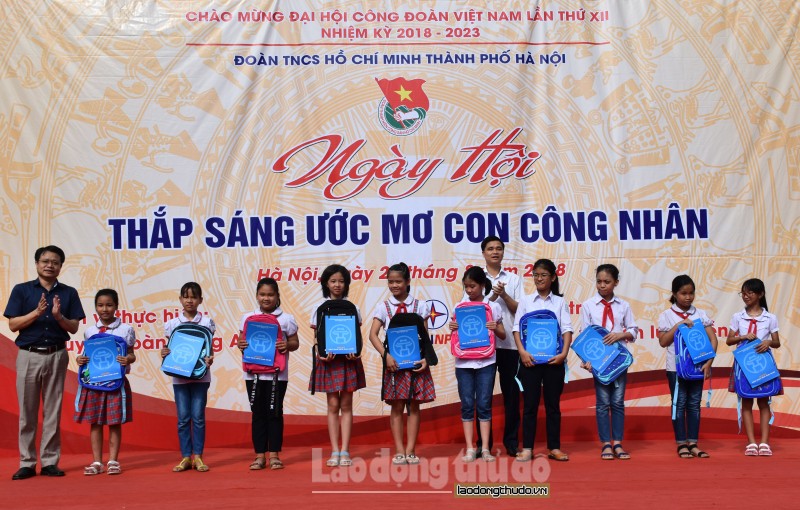 thap sang uoc mo con cong nhan co hoan canh kho khan