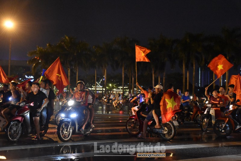 ha noi hang van nguoi xuong duong an mung olympic viet nam vao ban ket asiad 2018