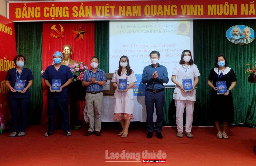 Chủ tịch LĐLĐ thành phố Hà Nội thăm, động viên lực lượng y tế và trao “Túi An sinh Công đoàn” cho người game bài uy tín
 tại huyện Sóc Sơn