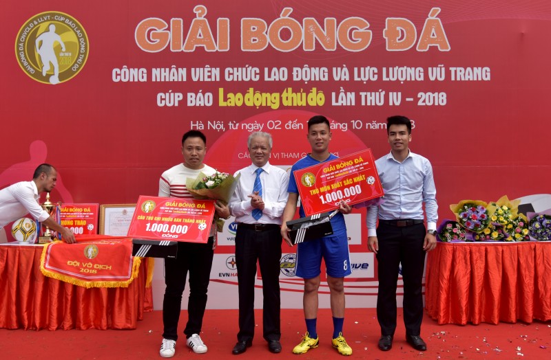 nhung hinh anh an tuong tai le be mac giai bong da cnvcld va llvt cup bao lao dong thu do lan thu iv nam 2018