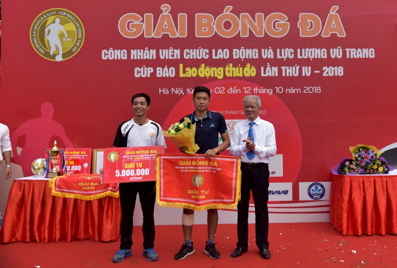 nhung hinh anh an tuong tai le be mac giai bong da cnvcld va llvt cup bao lao dong thu do lan thu iv nam 2018