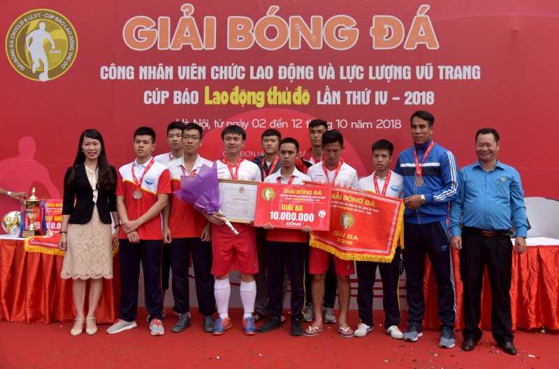 nhung hinh anh an tuong tai le be mac giai bong da cnvcld va llvt cup bao lao dong thu do lan thu iv nam 2018