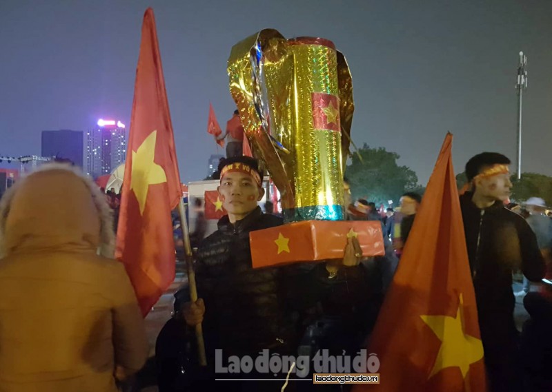 ha noi rop co hoa trong men say chien thang