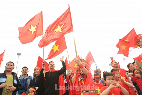 nguoi ham mo mang banh chung ra san bay don doi tuyen viet nam